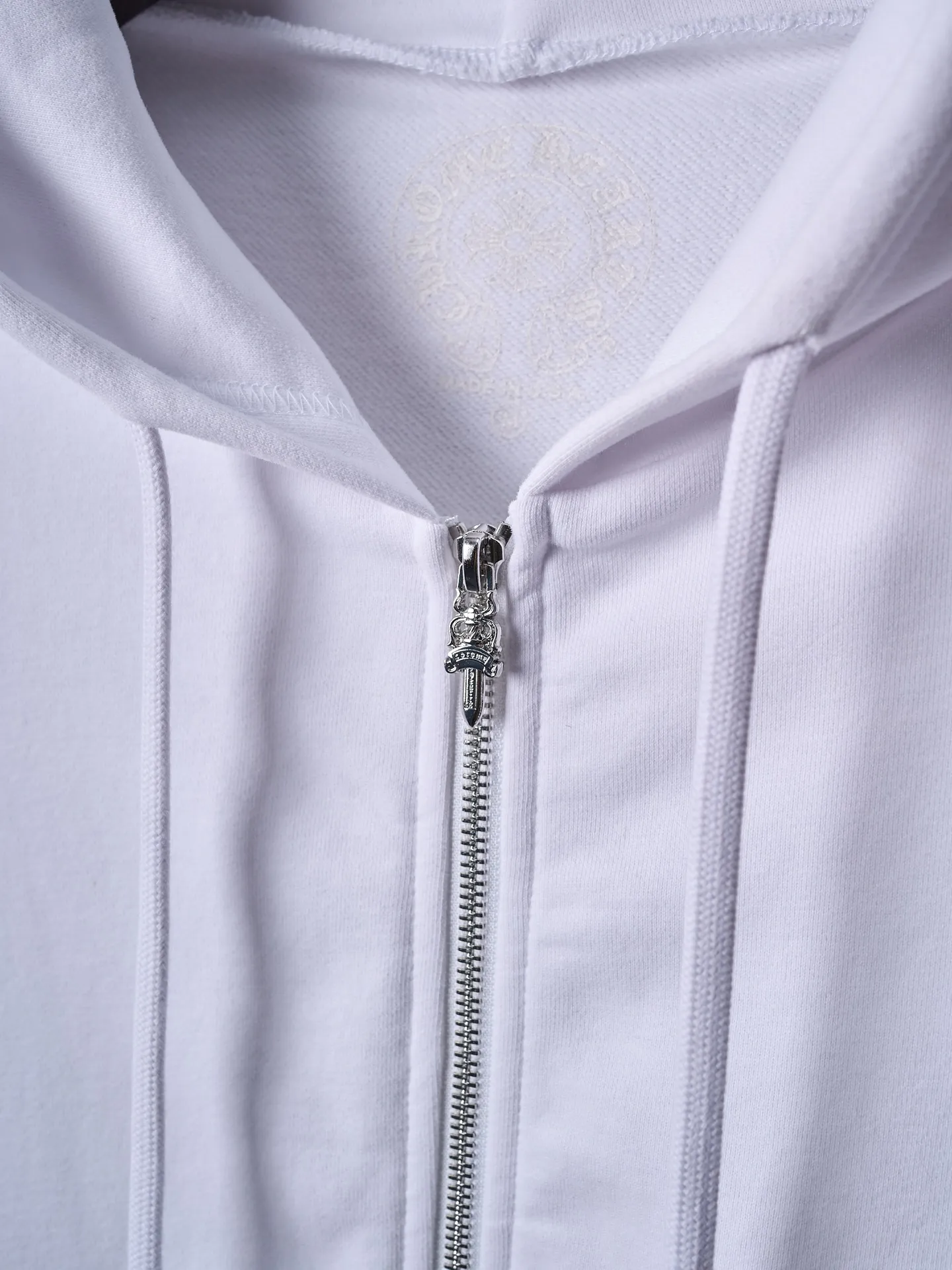 P460 Actual hanging auction】Chrome Hearts/Chrome Hearts ch letter printed zipper hooded jacket [Ready stock] S M L XL custom-made soft cloud wadding 100% cotton velvet feel sweatshirt fabric, delicate and smooth, comfortable and close to the skin, with pure white as the base, indigo lines neatly cracked, Western Gothic bodywork embellished on the chest, controlling the visual focus, and extending vertically from the wrist to the shoulder line, a magic touch to break the monotony of the sweatshirt The zippered hooded silhouette deconstructs the lazy drape carrying suede. When Gothic fonts meet all-white, it not only retains the coldness of Gothic, but also dissolves the depression of darkness with the purity of white, giving concrete expression to the sweet-cool balance and unlocking a multi-faceted style. Glue printing is used. The printing has been modified three times with film screens. Use glue liquid paint to print the pattern on the fabric. Bake the fabric to fix the printing pattern. The fabrics have been washed and have a better hand texture. It is not easy to deform and not shrink. 不易褪色 保持长久的美观，宽松版型